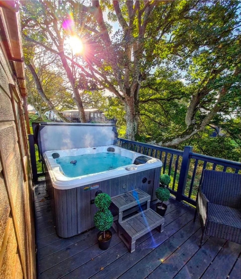 Foxwood Lodge Private Hot Tub Getaway House in England
