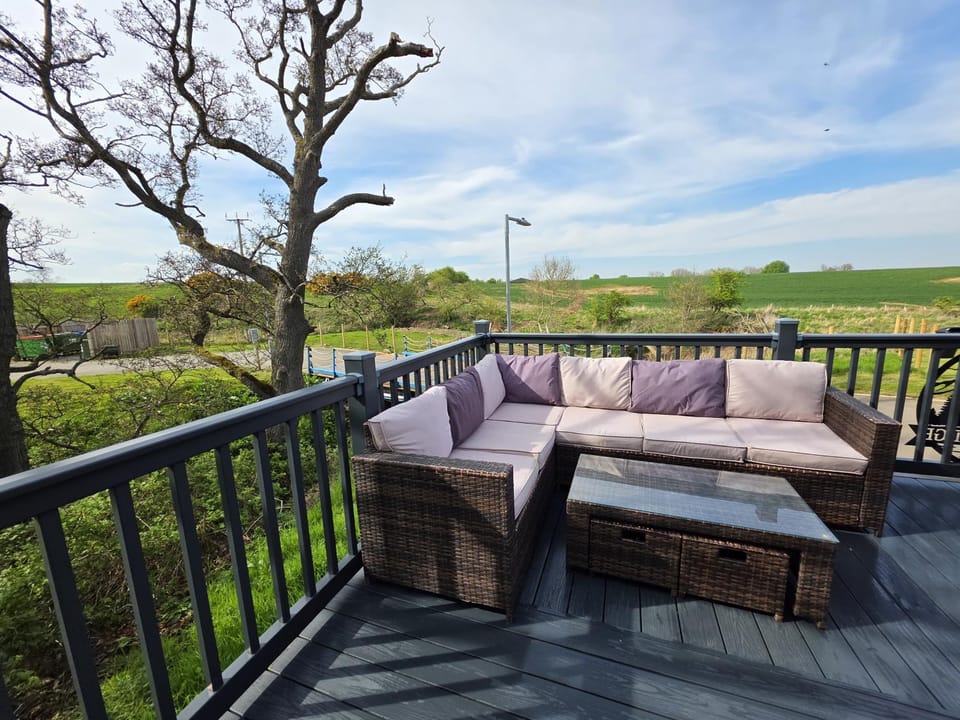 Foxwood Lodge Private Hot Tub Getaway House in England