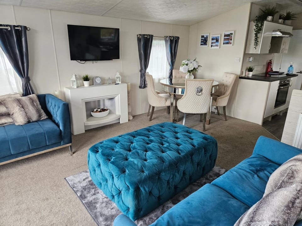 Foxwood Lodge Private Hot Tub Getaway House in England