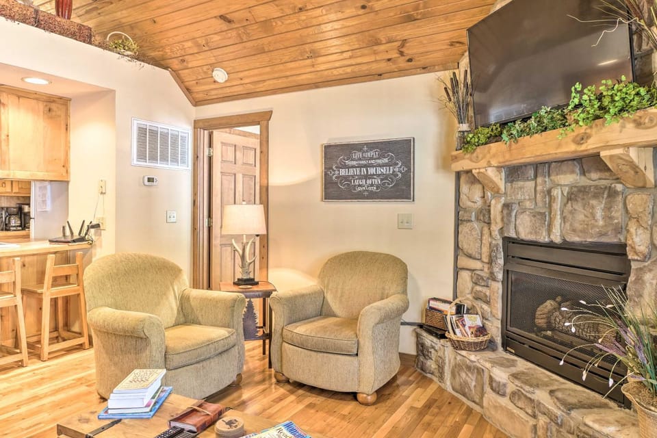 Screened Deck: Cozy Branson West Cabin! Cabin in Table Rock Lake