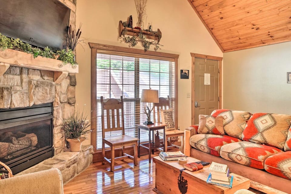 Screened Deck: Cozy Branson West Cabin! Cabin in Table Rock Lake