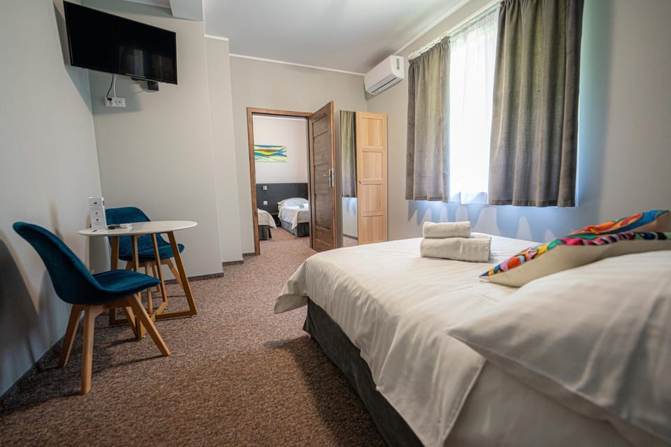 Bed, TV and multimedia, Photo of the whole room, Dining area, air conditioner