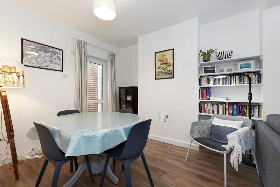 Seating area, Dining area