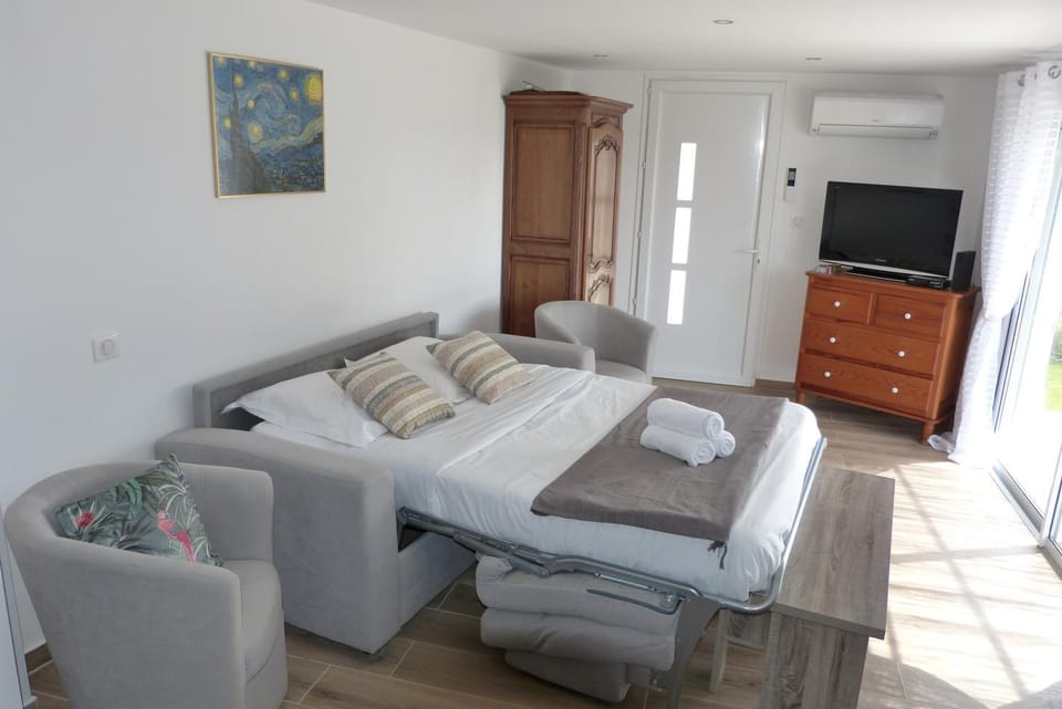 Bed, Living room