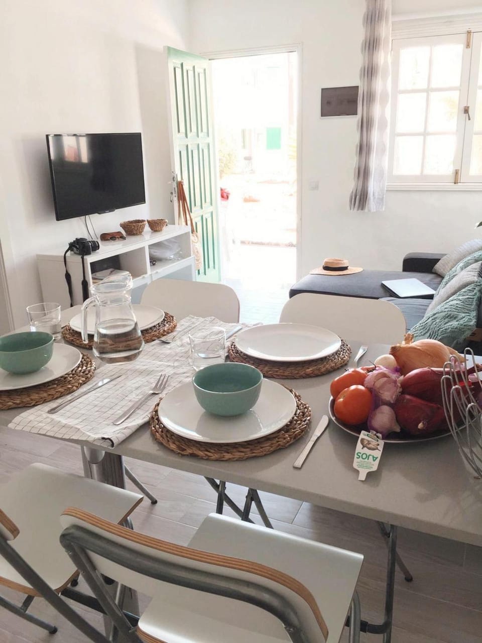 Restaurant/places to eat, TV and multimedia, Living room