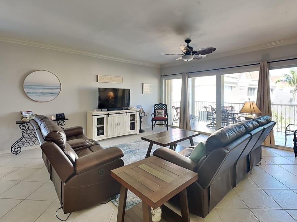 TV and multimedia, Balcony/Terrace, Living room, Seating area, furniture