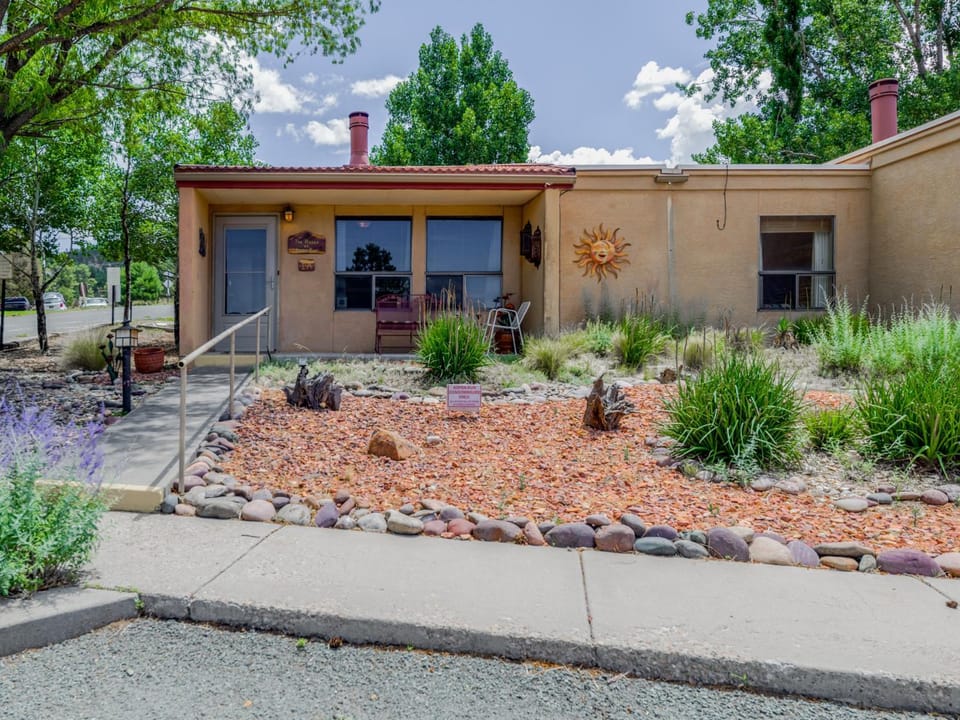 Property building, Facade/entrance, Neighbourhood, Garden