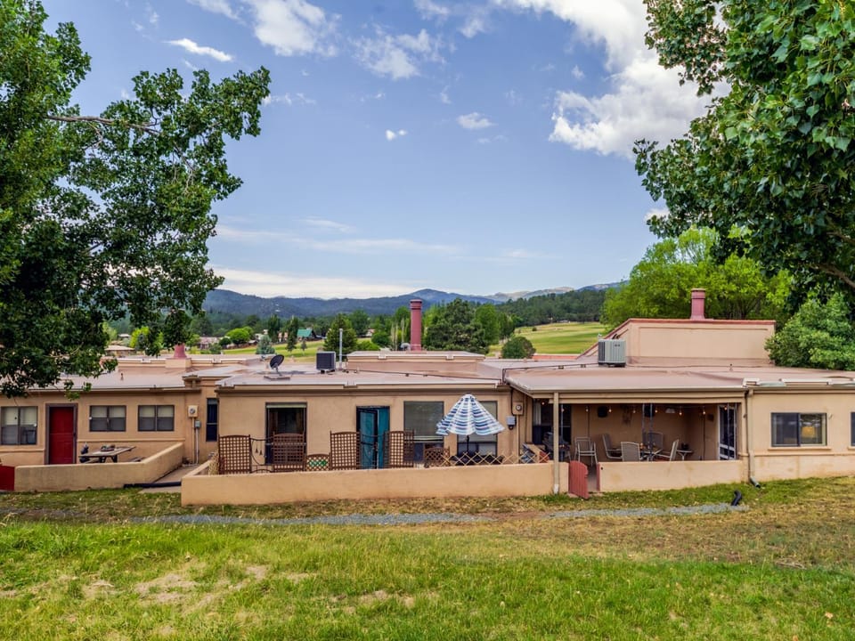 Property building, Patio, Natural landscape, Garden, Golfcourse, Mountain view