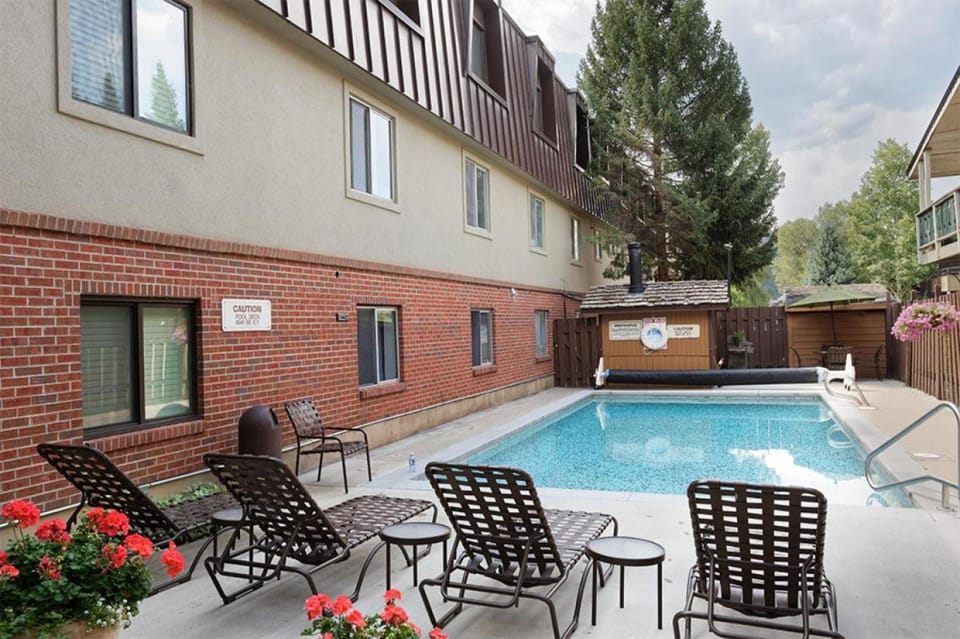 Silverglo Condominiums 204, Contemporary Condo Walking Distance to Ski Slopes, Access to a Pool House in Aspen