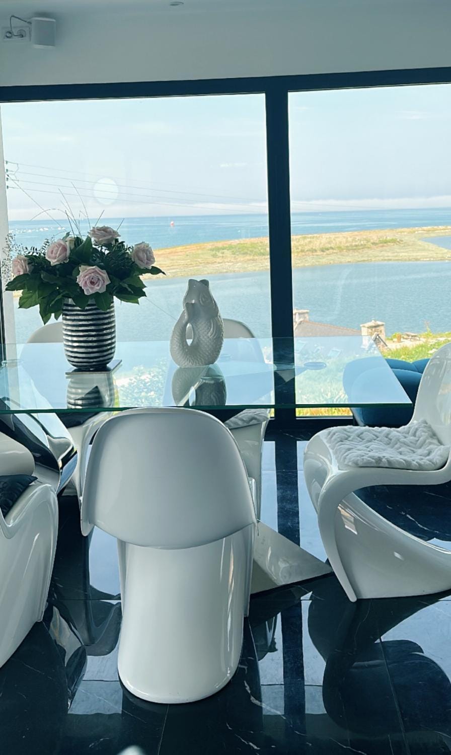 Villa l'hermine Vue mer exceptionnelle, prestation luxe contemporaine avec cinema et spa, borne voit électrique Villa in Louannec