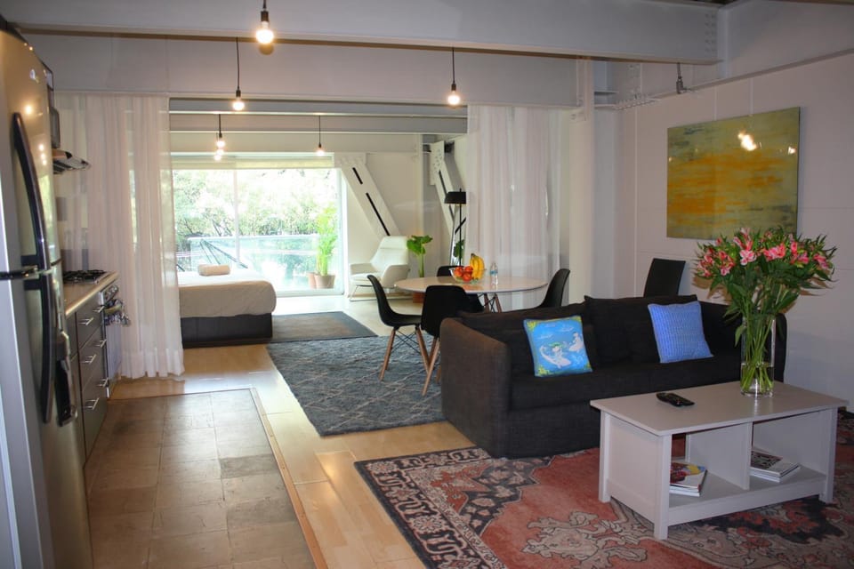 Kitchen or kitchenette, Living room, Seating area, Dining area