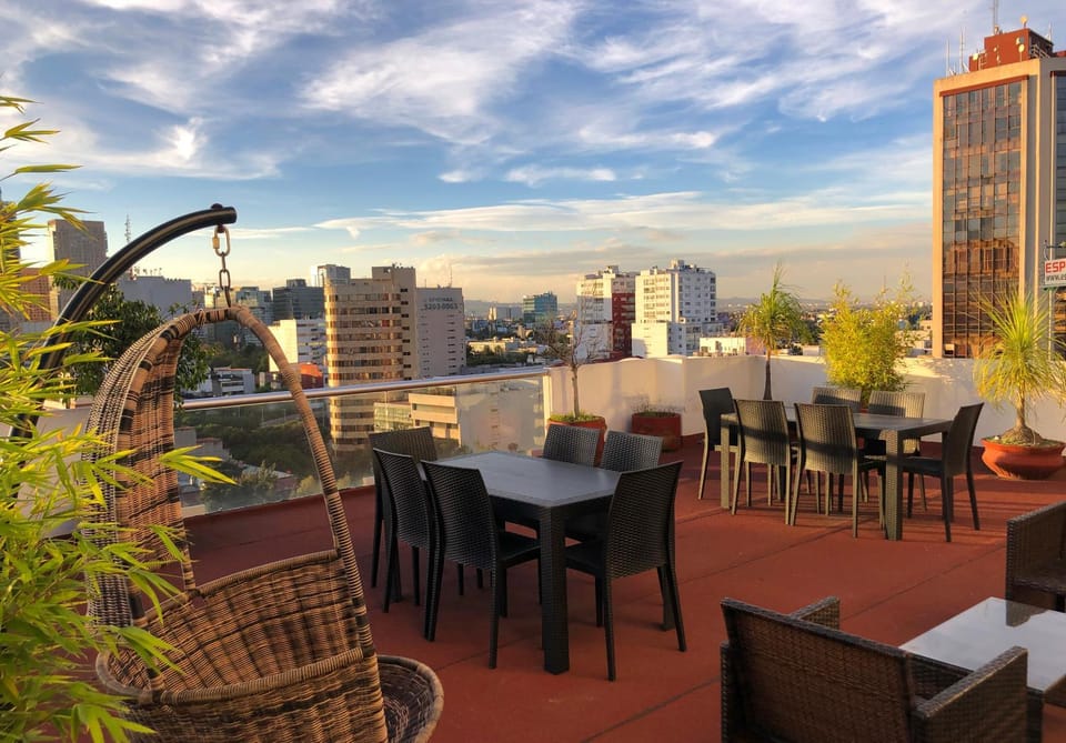 Property building, Patio, Day, Balcony/Terrace, Seating area, Dining area, City view