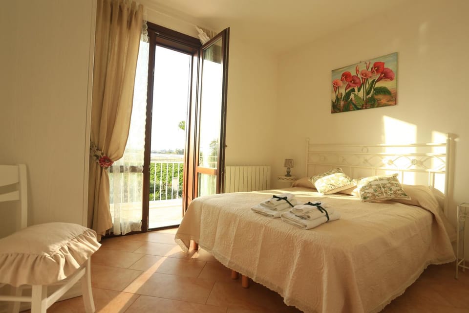 Bed, View (from property/room), Balcony/Terrace, Photo of the whole room, Bedroom, towels