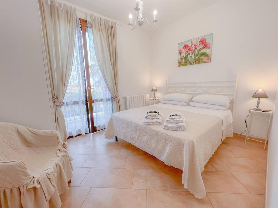 Bed, View (from property/room), Photo of the whole room, Bedroom, towels