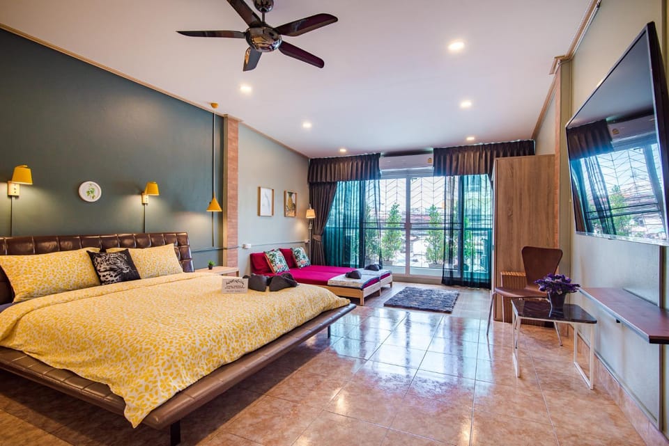 Luxury City-Loft, just 9 minutes walk to the Beach House in Hua Hin District