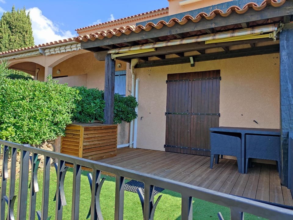 Patio, Facade/entrance, Balcony/Terrace