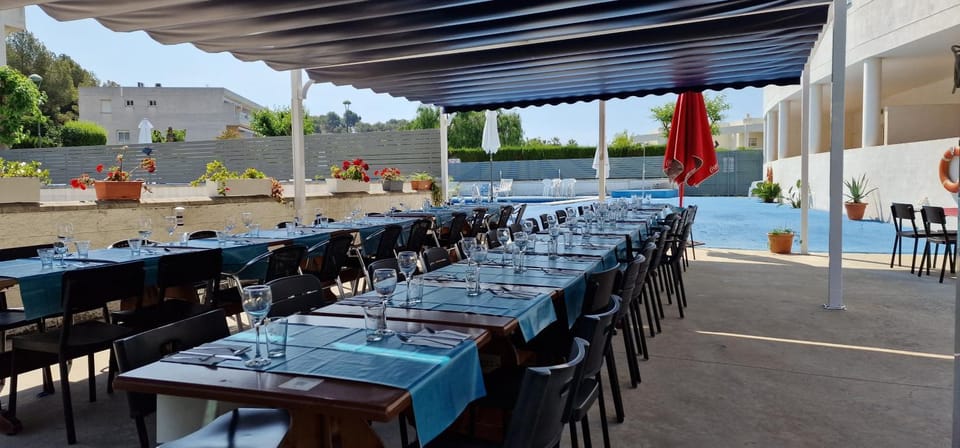 Restaurant/places to eat, Balcony/Terrace