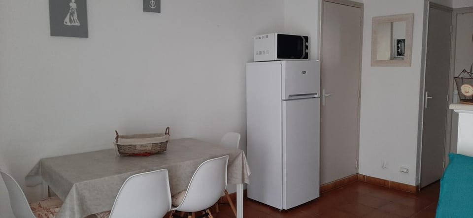Kitchen or kitchenette, Dining area, minibar