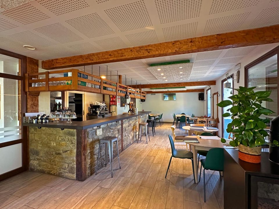 Restaurant/places to eat, Food and drinks