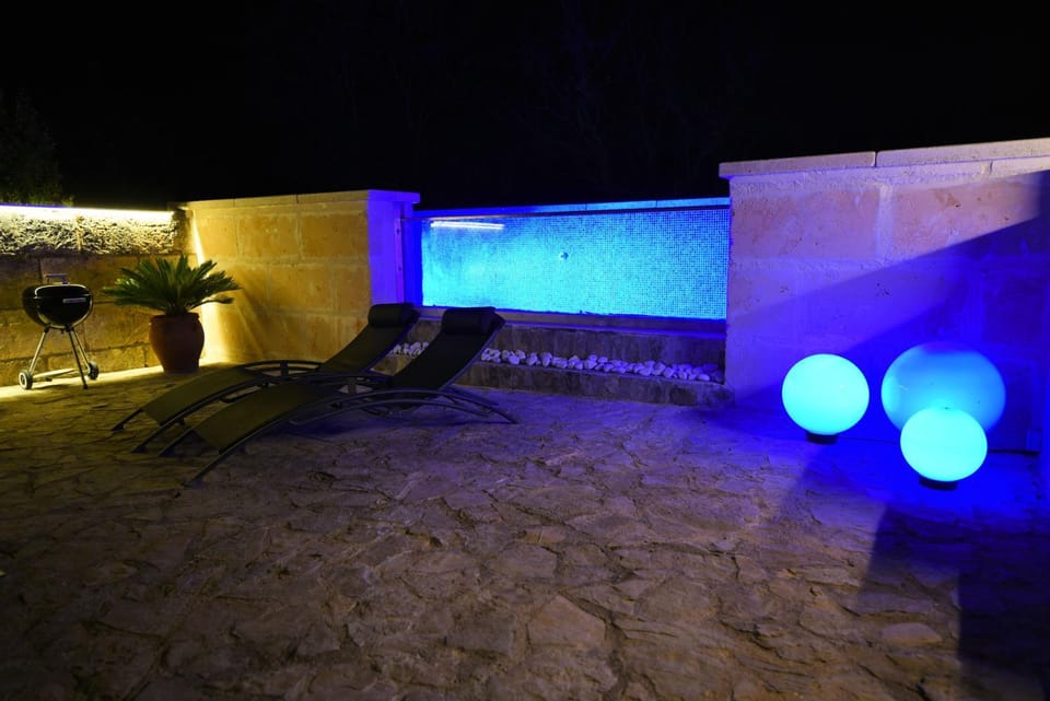 Patio, Staff, Communal lounge/ TV room, Night, BBQ facilities, Garden, Balcony/Terrace, Pets, Pets, Swimming pool, Family
