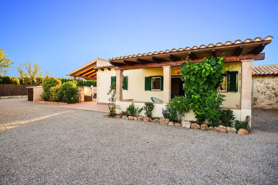 Patio, Staff, BBQ facilities, Garden, Pets, Garden view, Mountain view, Pool view, Swimming pool, Family