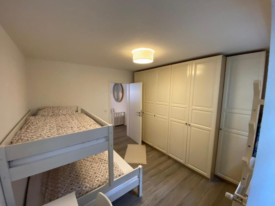 Bedroom, bunk bed