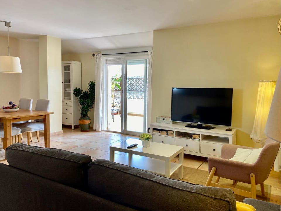 Communal lounge/ TV room, TV and multimedia, Living room, Seating area, Dining area, Evening entertainment
