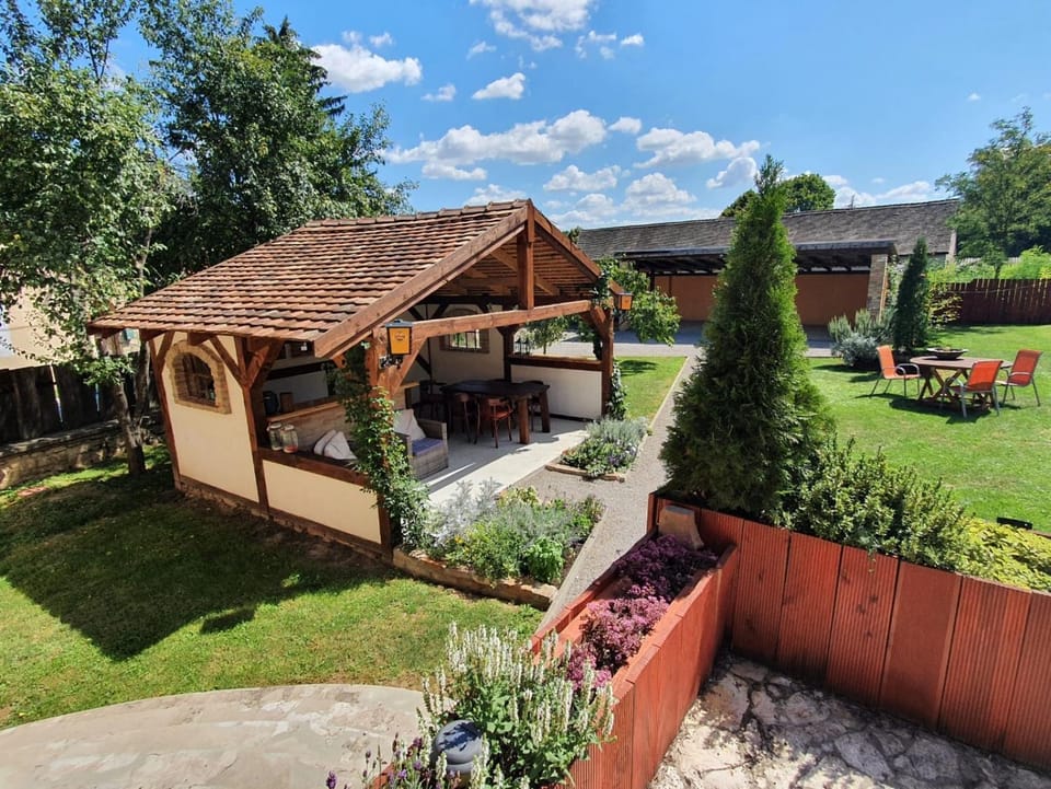 Lounge or bar, Garden view