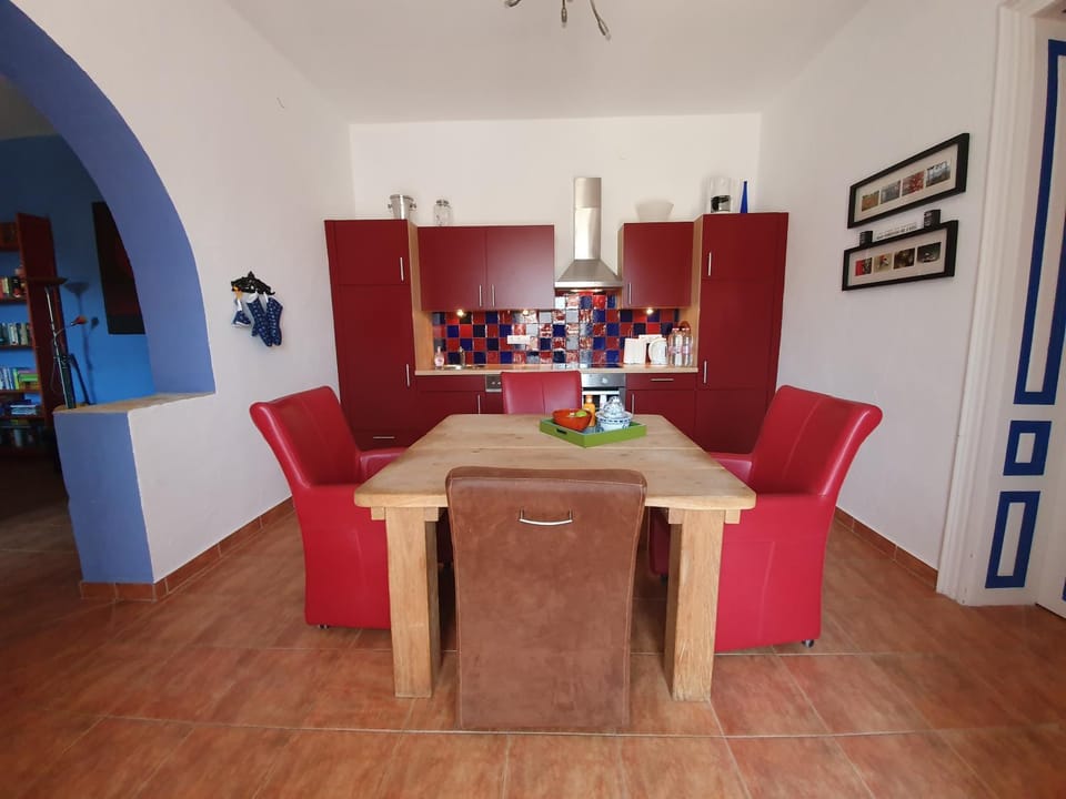 Coffee/tea facilities, Kitchen or kitchenette, Dining area