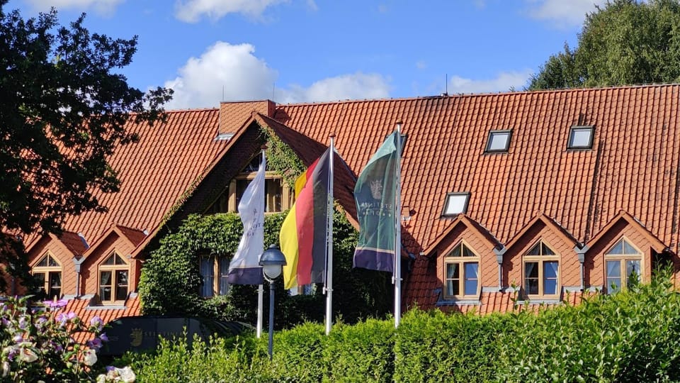 Property building, Facade/entrance, Summer, Garden, Street view, Location, Quiet street view