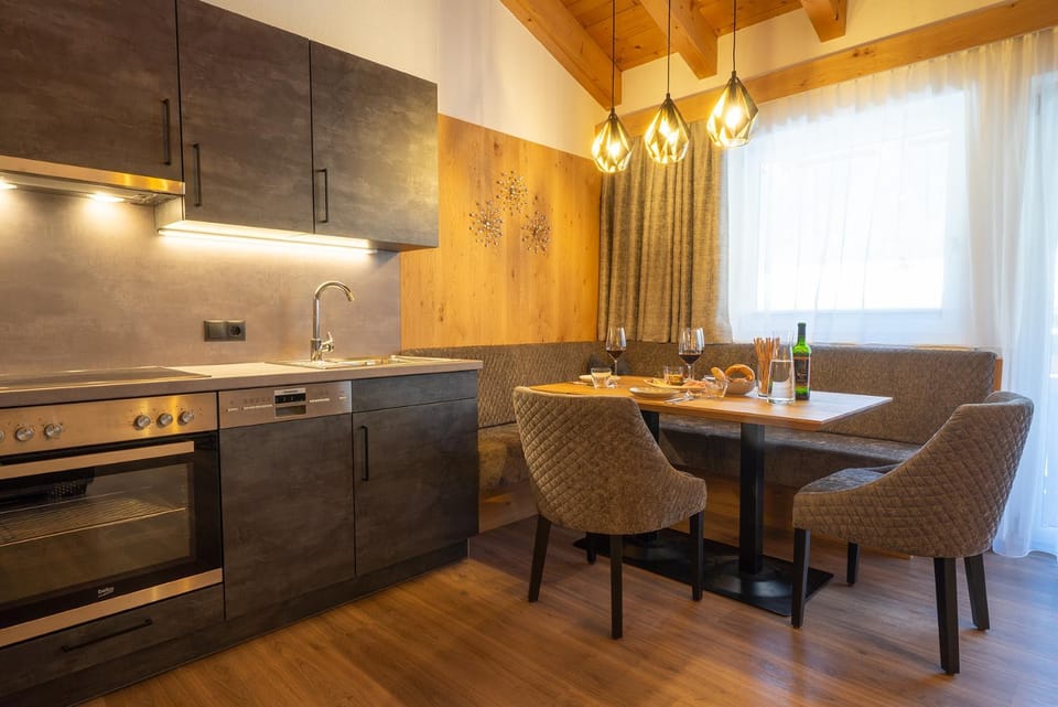 Kitchen or kitchenette, Seating area, Dining area, dishwasher, minibar, stove