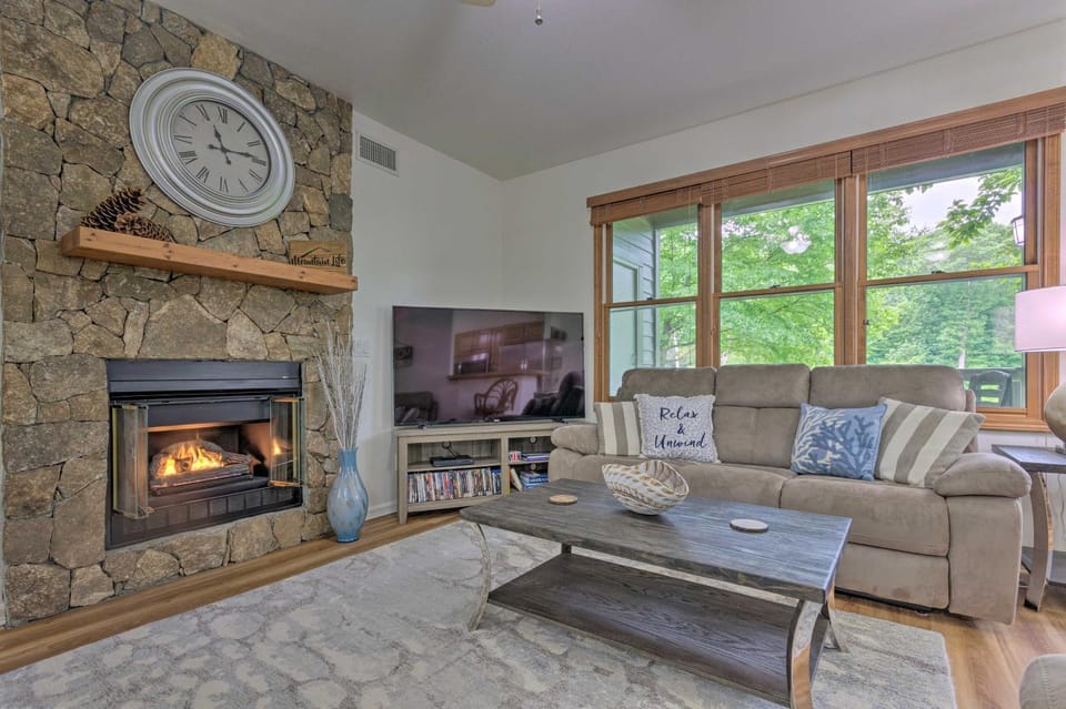 Blue Ridge Mtn Views: Condo w/ Furnished Balcony House in Tennessee