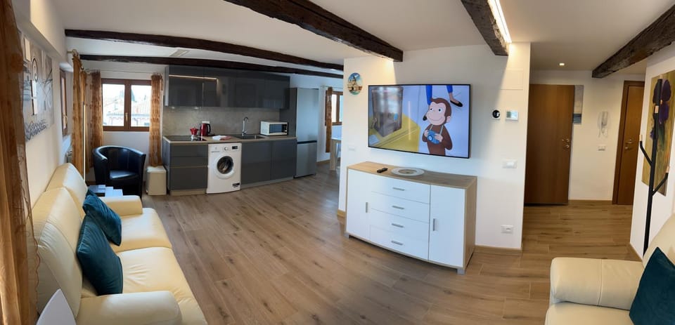 TV and multimedia, Living room, Seating area, Dining area