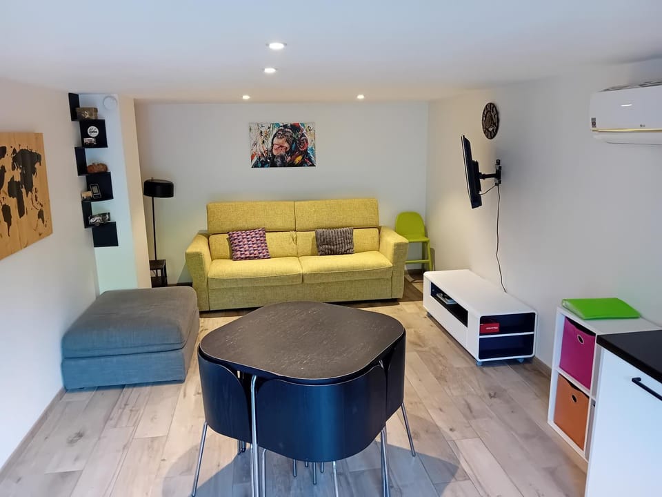 Living room, Seating area, air conditioner