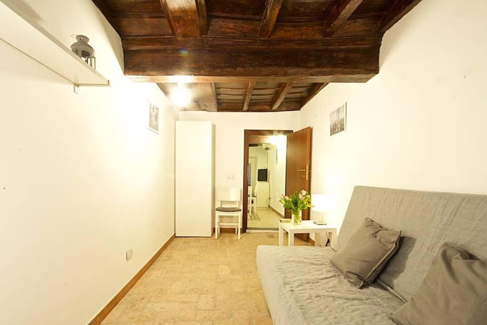 Living room, Photo of the whole room, Decorative detail