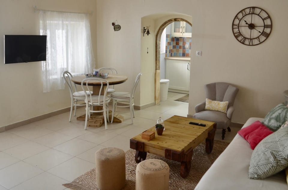 TV and multimedia, Living room, Seating area, Dining area, kitchen