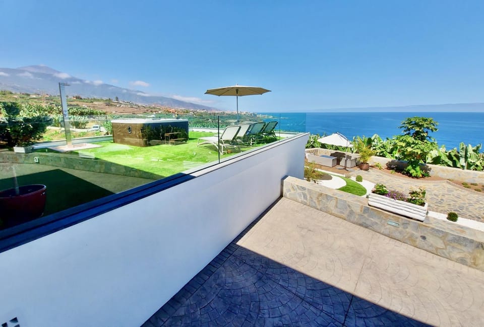 Shower, Restaurant/places to eat, Off site, Natural landscape, Activities, BBQ facilities, Garden, Hot Tub, View (from property/room), Balcony/Terrace, Seating area, Animals, Animals, Pets, Pets, Garden view, Landmark view, Mountain view, Sea view, Area and facilities, Location, Sunrise, Sunset, Parking, dishwasher, fireplace, internet, oven, pet friendly, safe, sunbed, towels, washing machine, dryer, air conditioner