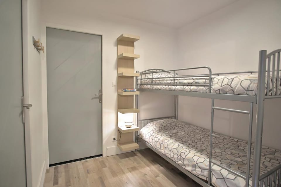 Bedroom, bunk bed
