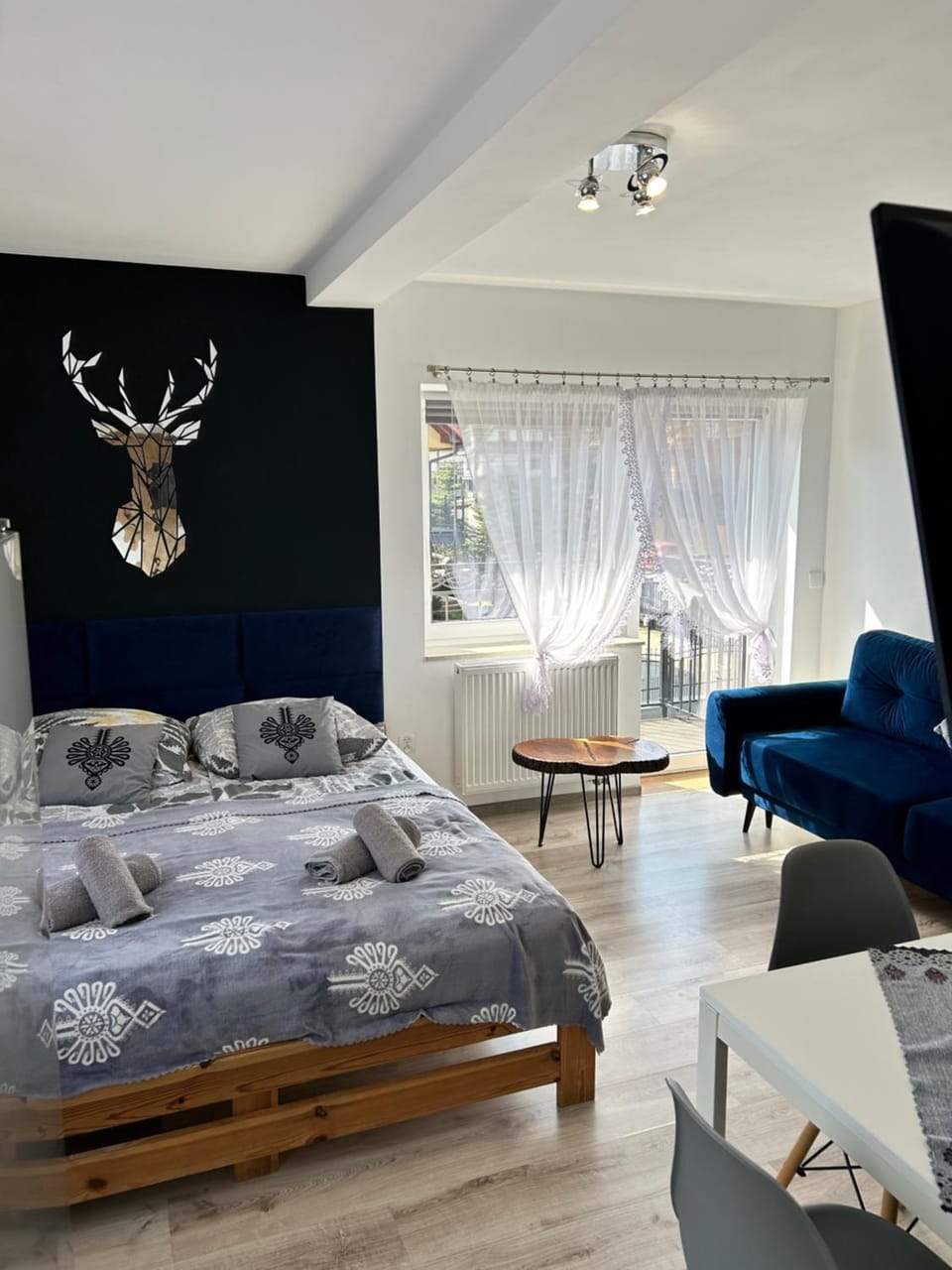Bed, Living room, Photo of the whole room, Seating area, Bedroom