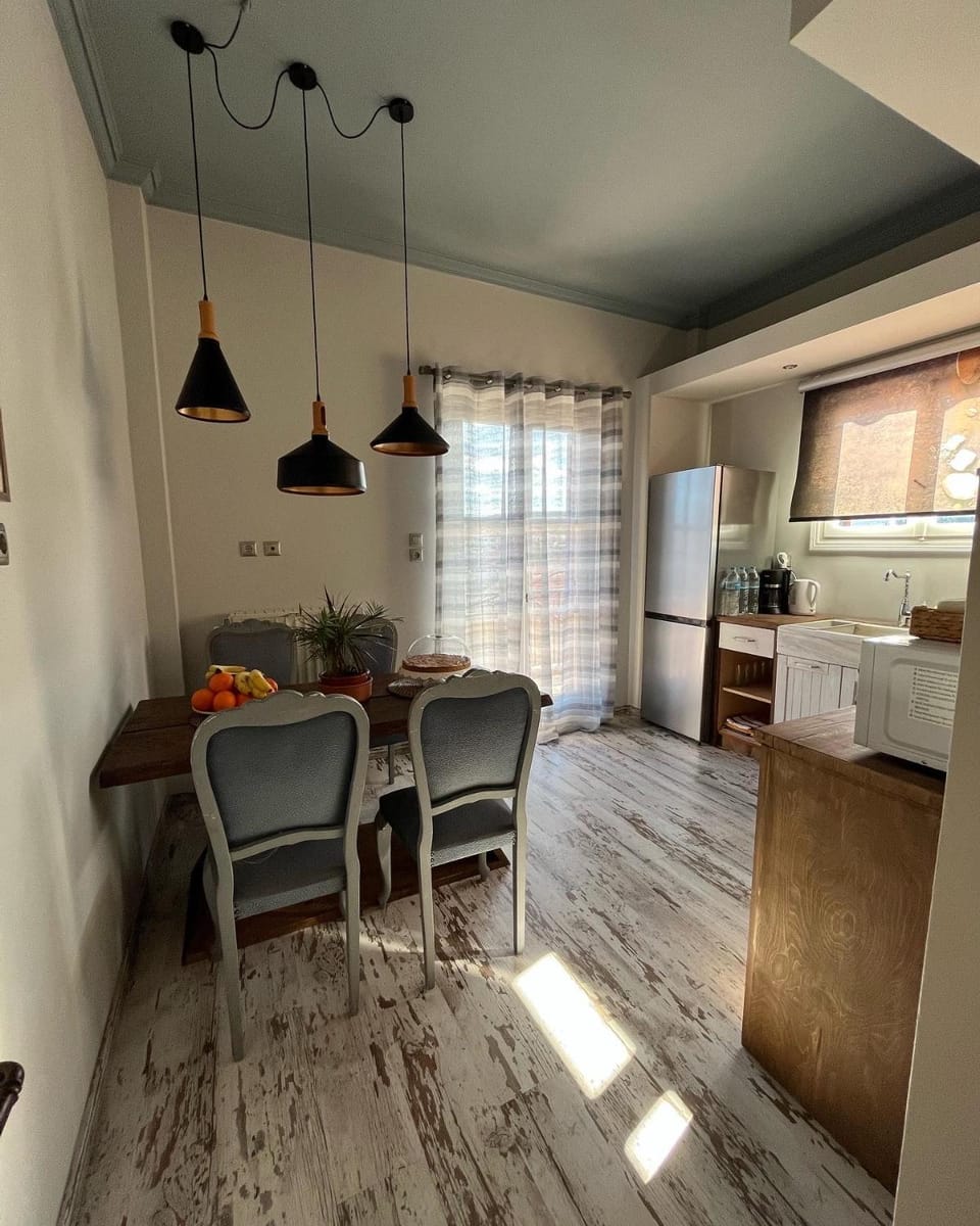 Restaurant/places to eat, Kitchen or kitchenette