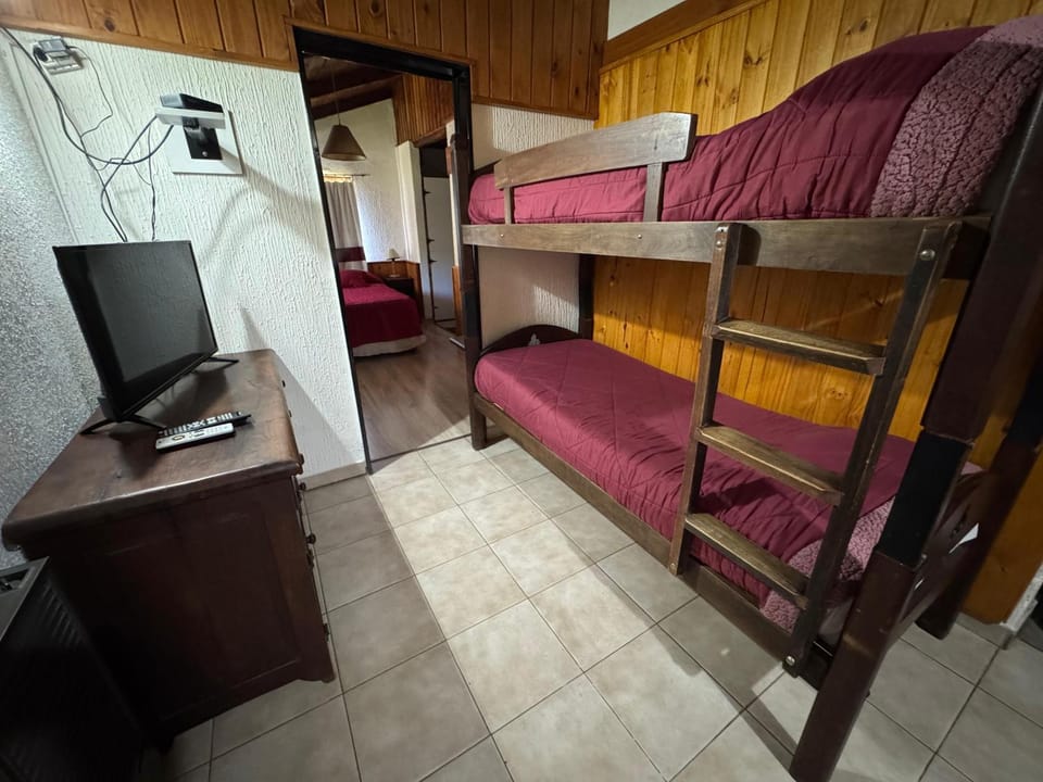 Bed, TV and multimedia, Photo of the whole room