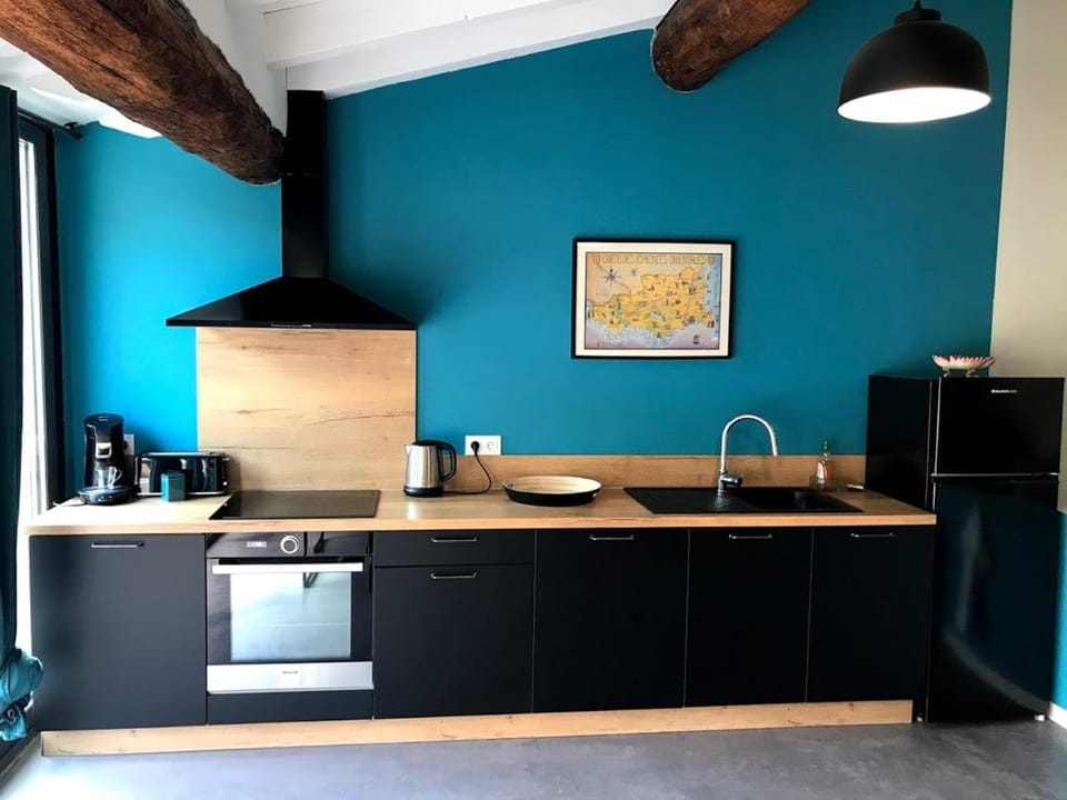 Coffee/tea facilities, oven, stove, toaster