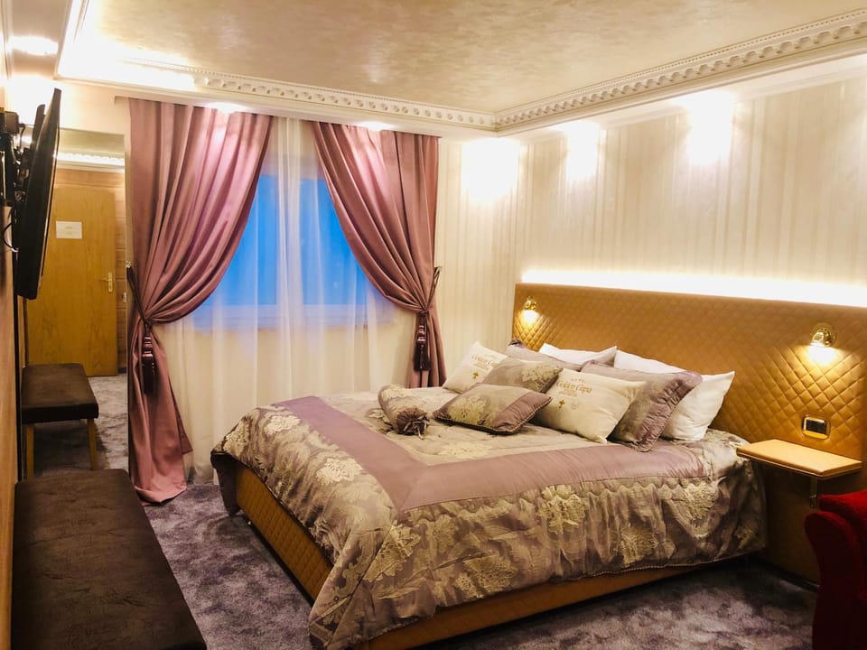 TV and multimedia, Seating area, Bedroom
