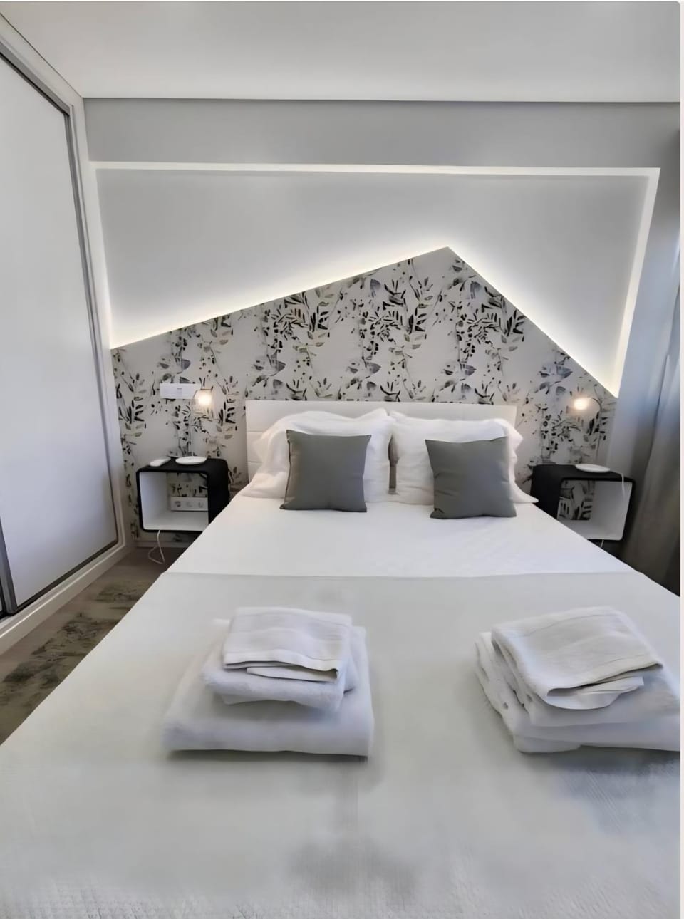 Bed, Decorative detail, Bedroom, towels