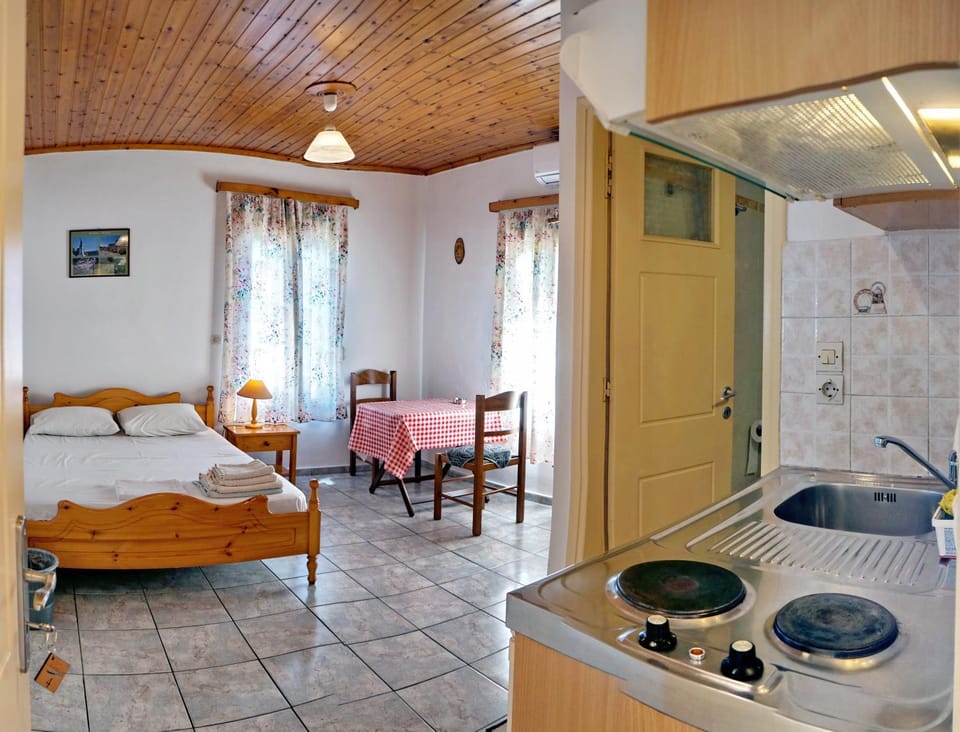 Bed, Bathroom, Photo of the whole room, locker, stove