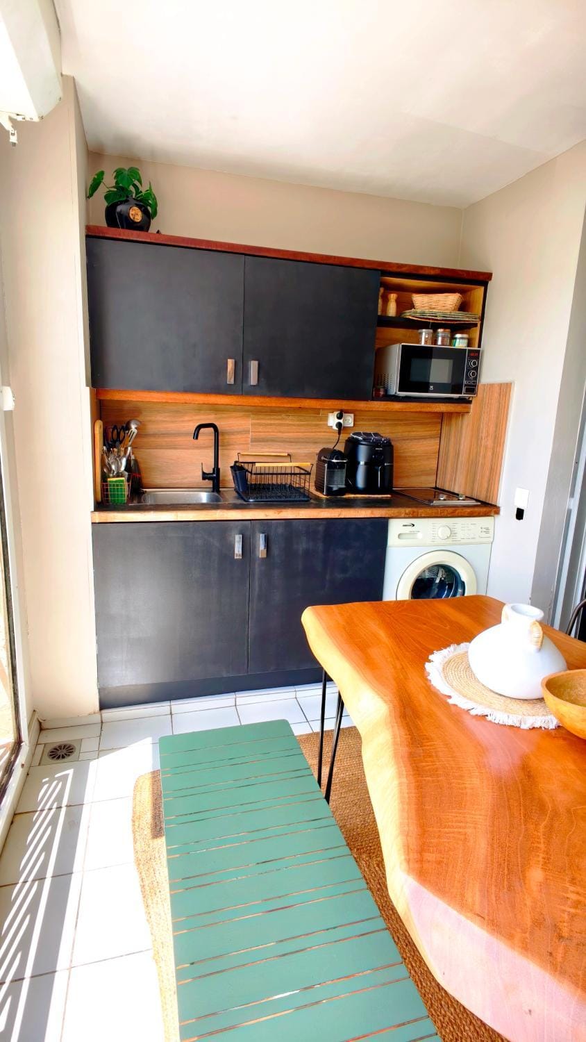 Coffee/tea facilities, Kitchen or kitchenette, Dining area, stove, toaster
