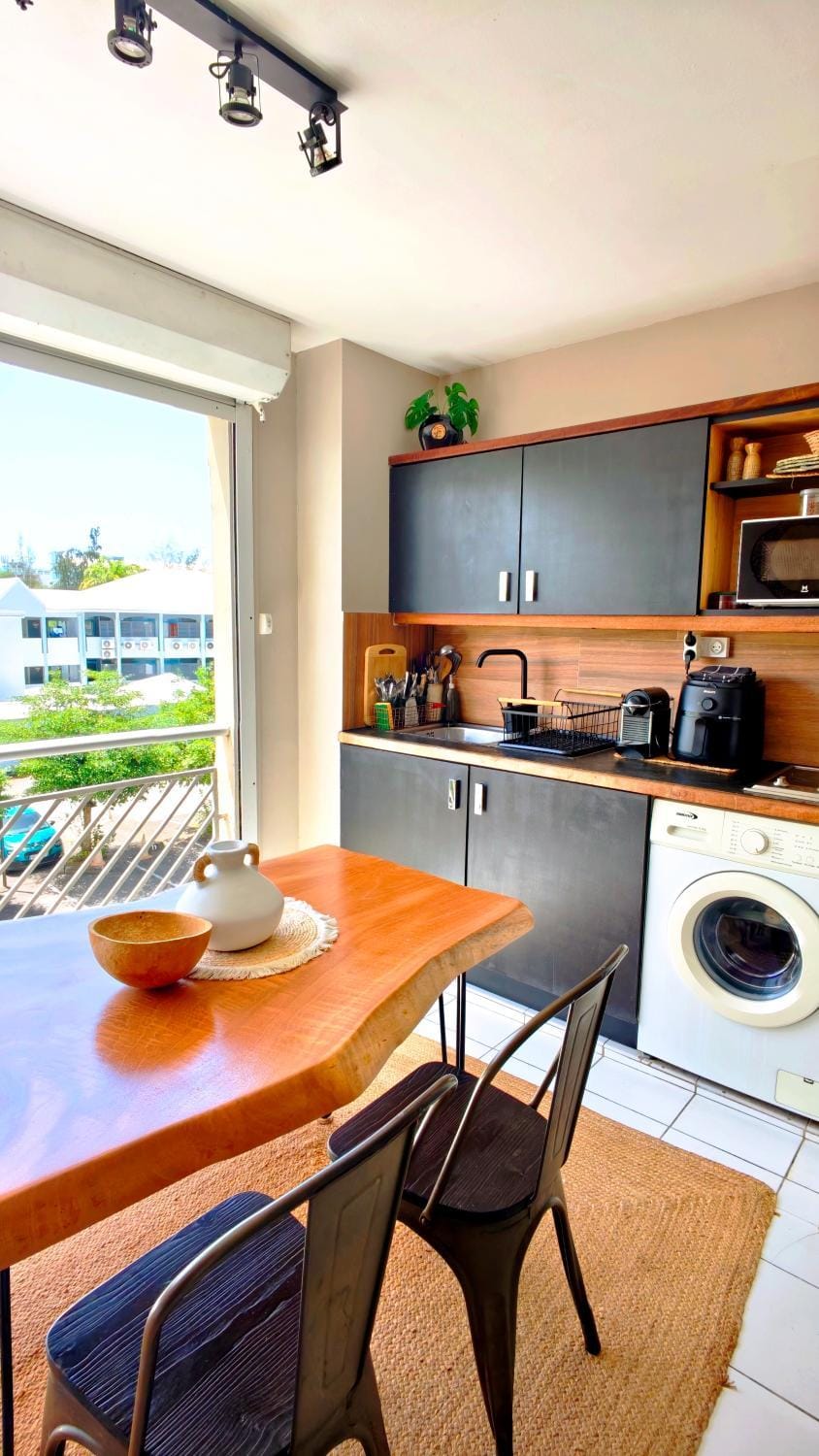 Kitchen or kitchenette, Dining area, stove