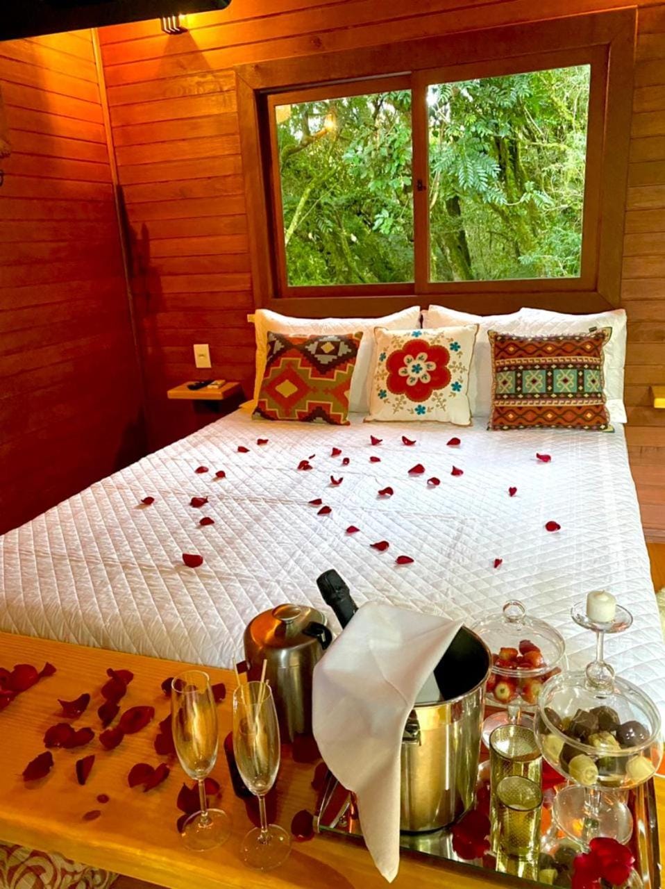 Bed, Photo of the whole room, Decorative detail, Bedroom