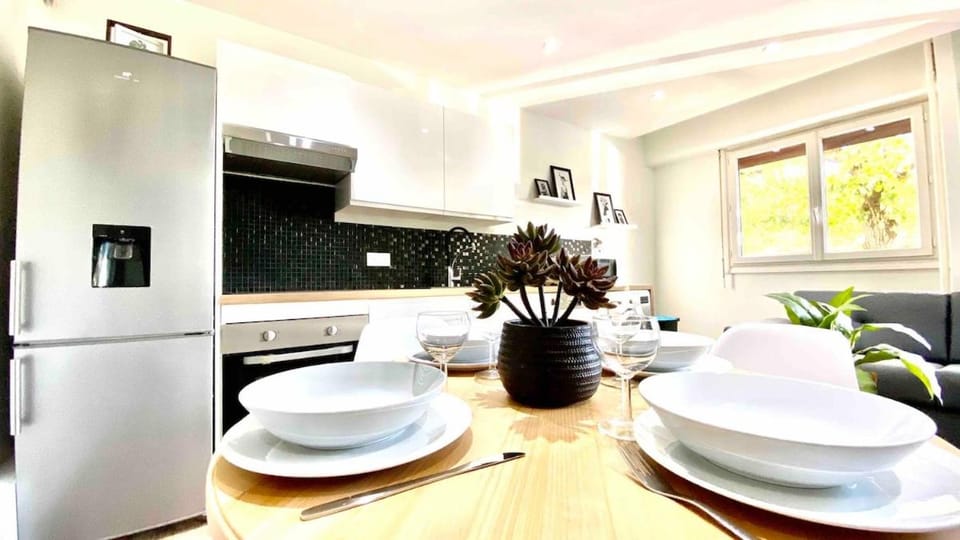 Communal lounge/ TV room, Coffee/tea facilities, Kitchen or kitchenette, Living room, Dining area, oven, stove