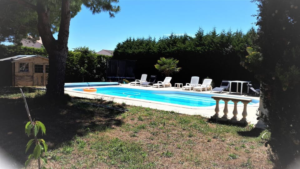 Gîte 3 étoiles 300m plage piscine privée grand jardin House in Nouvelle-Aquitaine